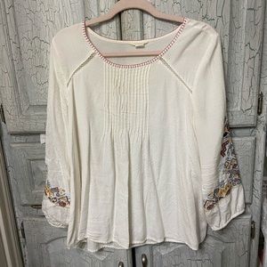 Beautiful, flowy blouse. Really cute and comfy.